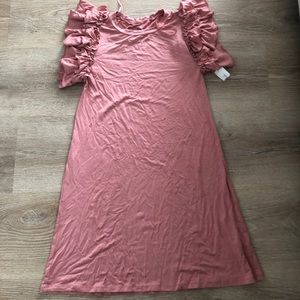 Soft dress with frilly shoulder